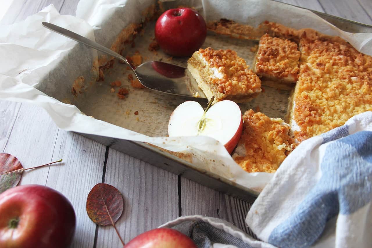 Delicious and simple apple pie with crumble – recipe