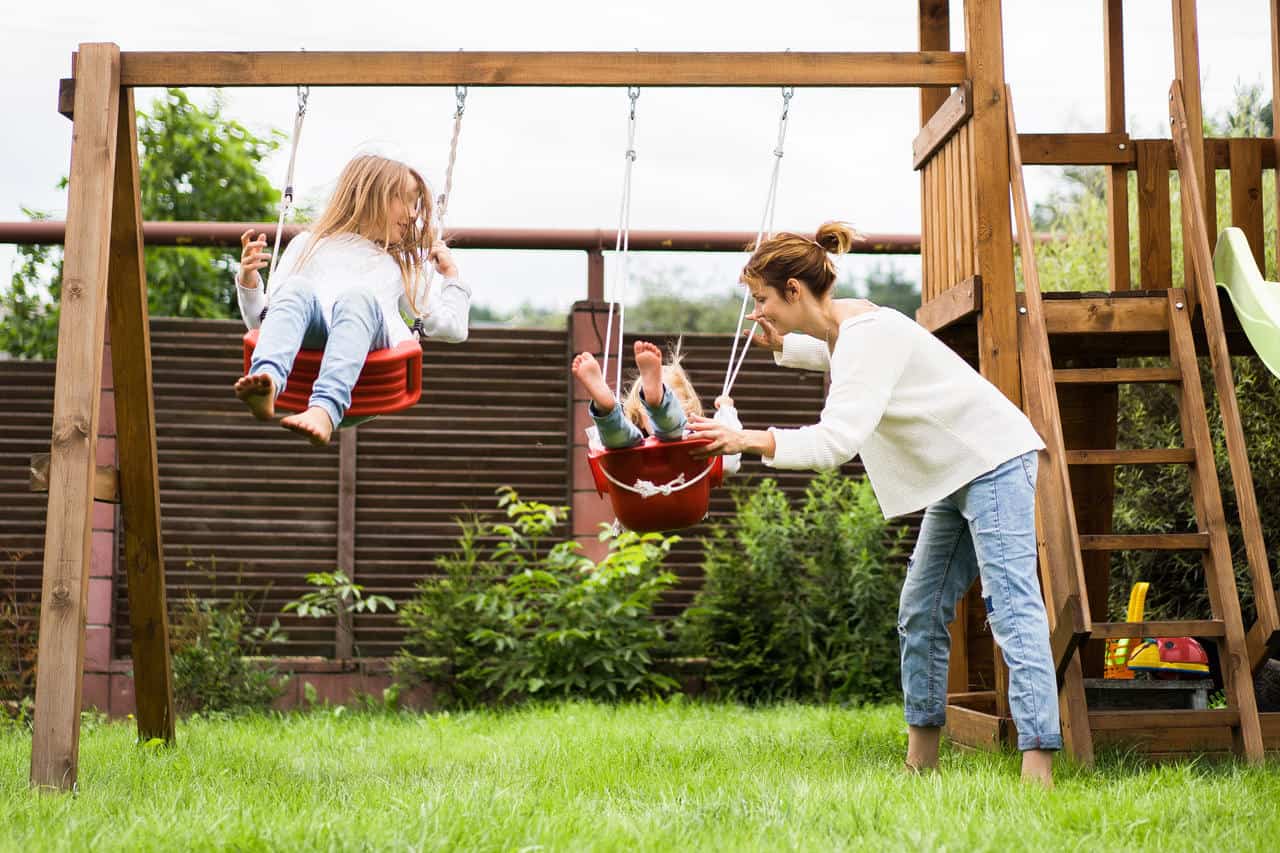 Garden swings – how to choose the right model?