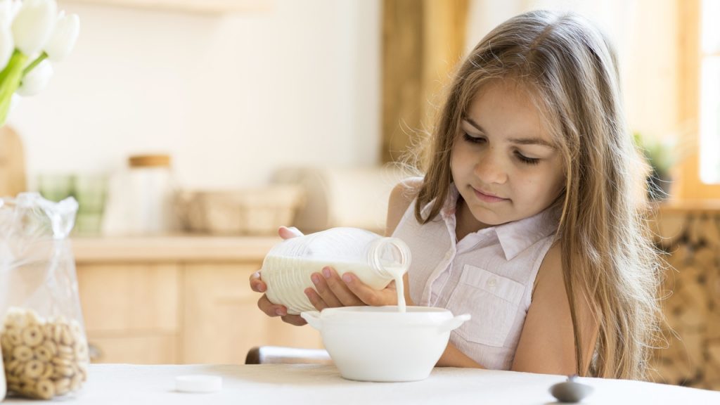 dziecko nalewa mleko