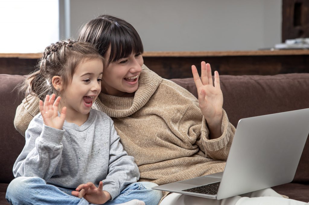 mama z córką przed laptopem