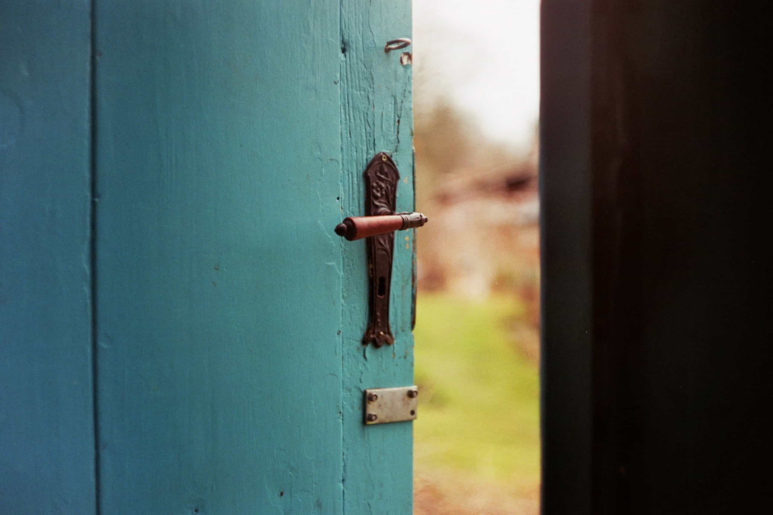 What doors to choose for rustic interiors?